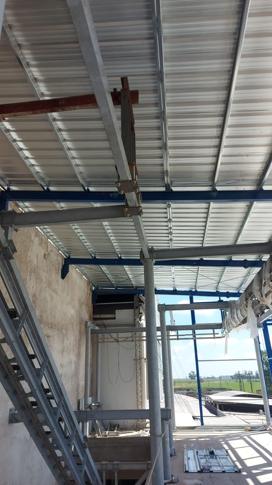 Montaje de estructura metálica con grúa