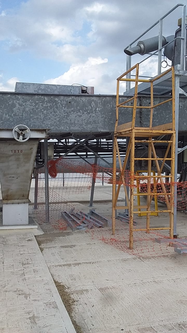 Acceso frontal con baranda