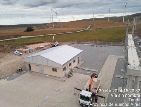 Vista aérea de obra de estructura metálica en parque eólico
