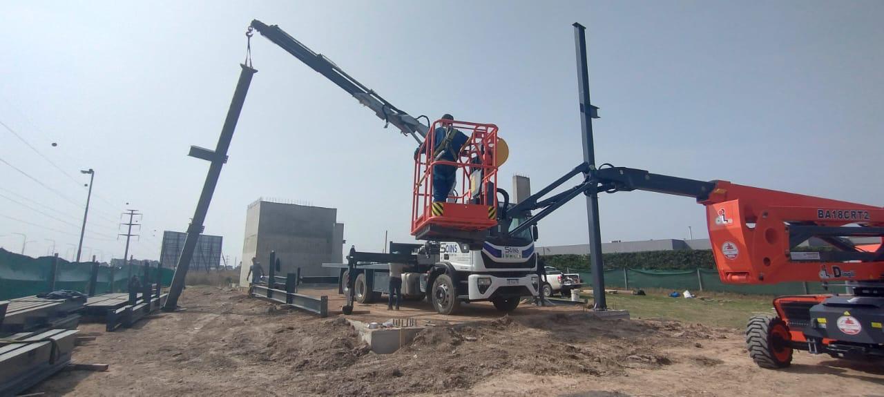 Equipo de montaje con plataforma elevadora