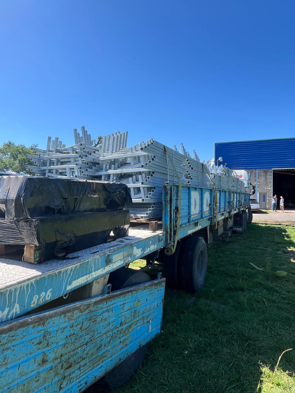 Camiones cargados rumbo a obra